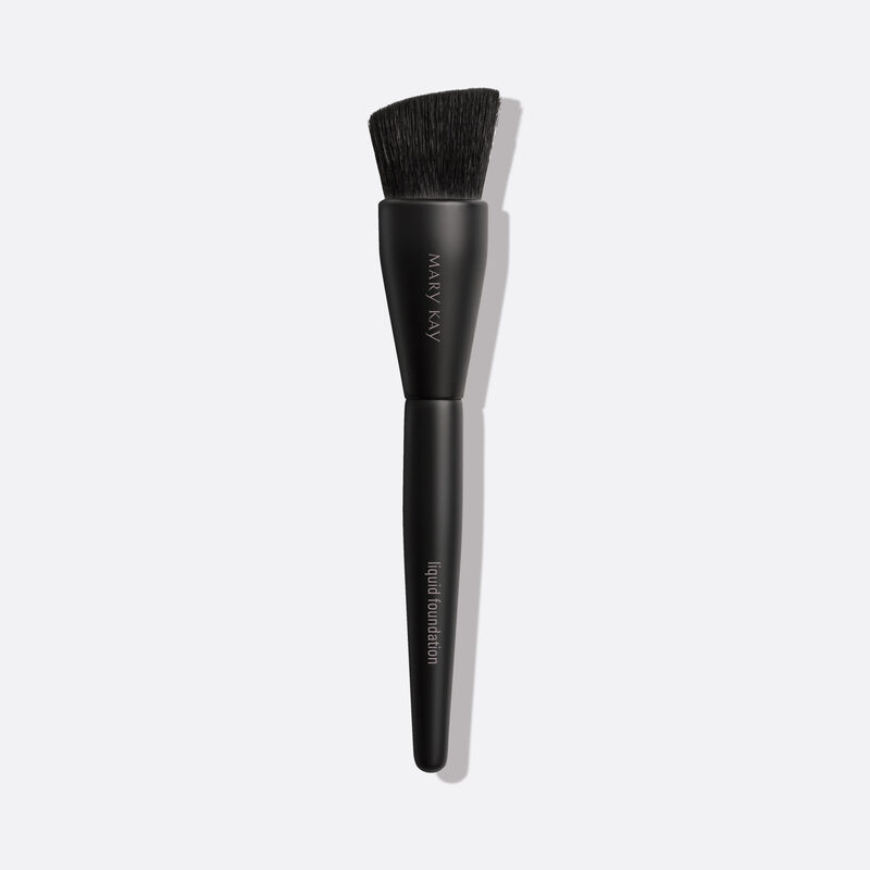 Pinceau pour fond de teint liquide Mary Kay sur un fond uni.