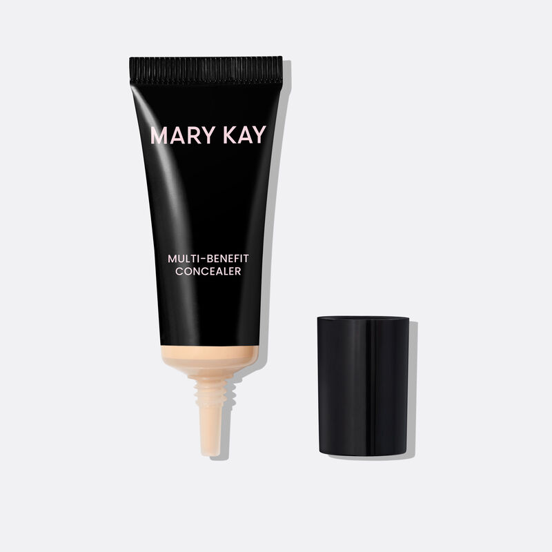 Bouteille noire du Dissimulateur multi-bienfaits Mary KayMC Clair 1, sans capuchon, montrant l&rsquo;applicateur effil&eacute;.