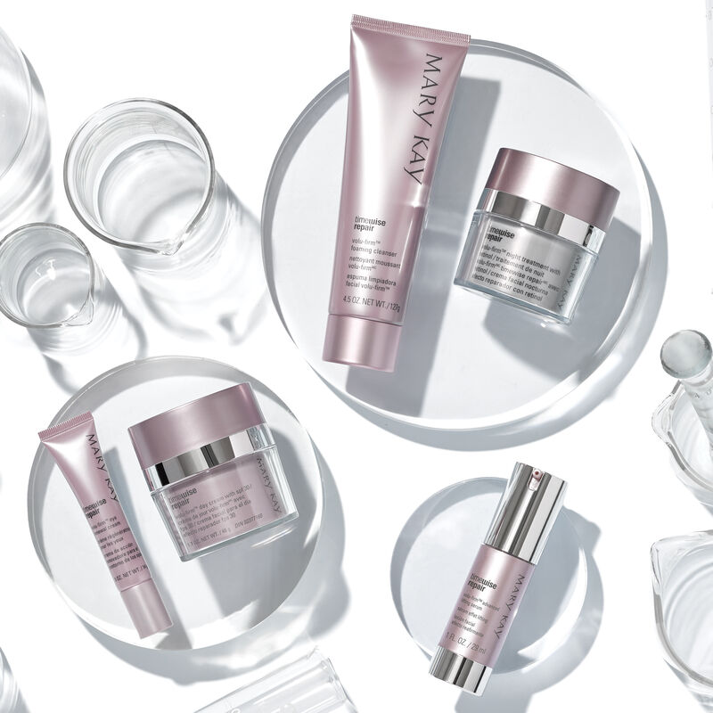 L&rsquo;Ensemble Volu-Firm TimeWise Repair Mary Kay pos&eacute; des plateformes transparentes avec des accessoires scientifiques transparents.