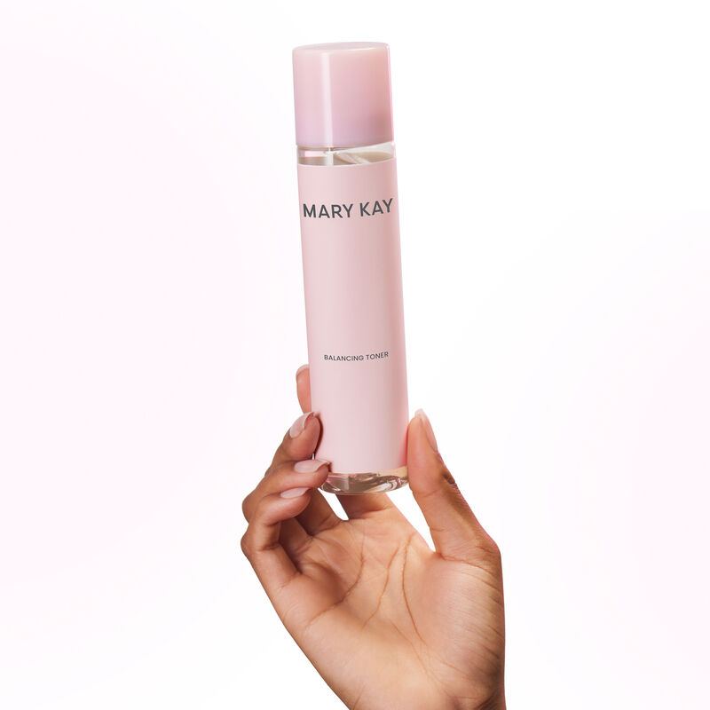 Main tenant une bouteille du Tonique &eacute;quilibrant Mary Kay