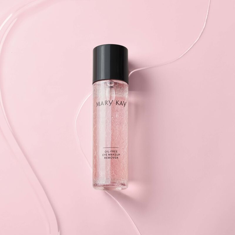 Bouteille du D&eacute;maquillant sans huile pour les yeux Mary Kay sur un fond textur&eacute; rose.