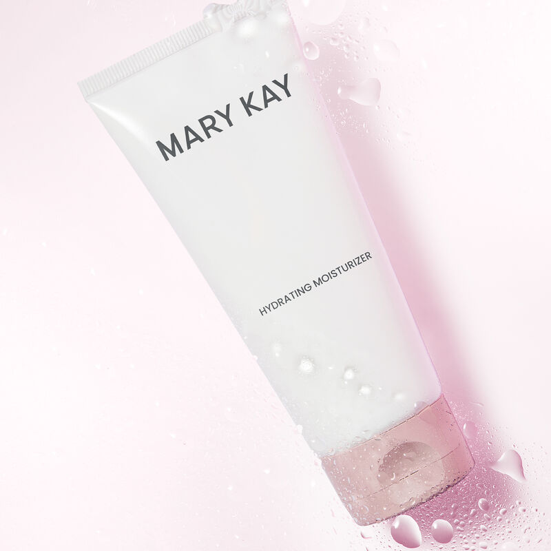 Hydratant Mary Kay sous des gouttelettes d&rsquo;eau sur un fond rose p&acirc;le