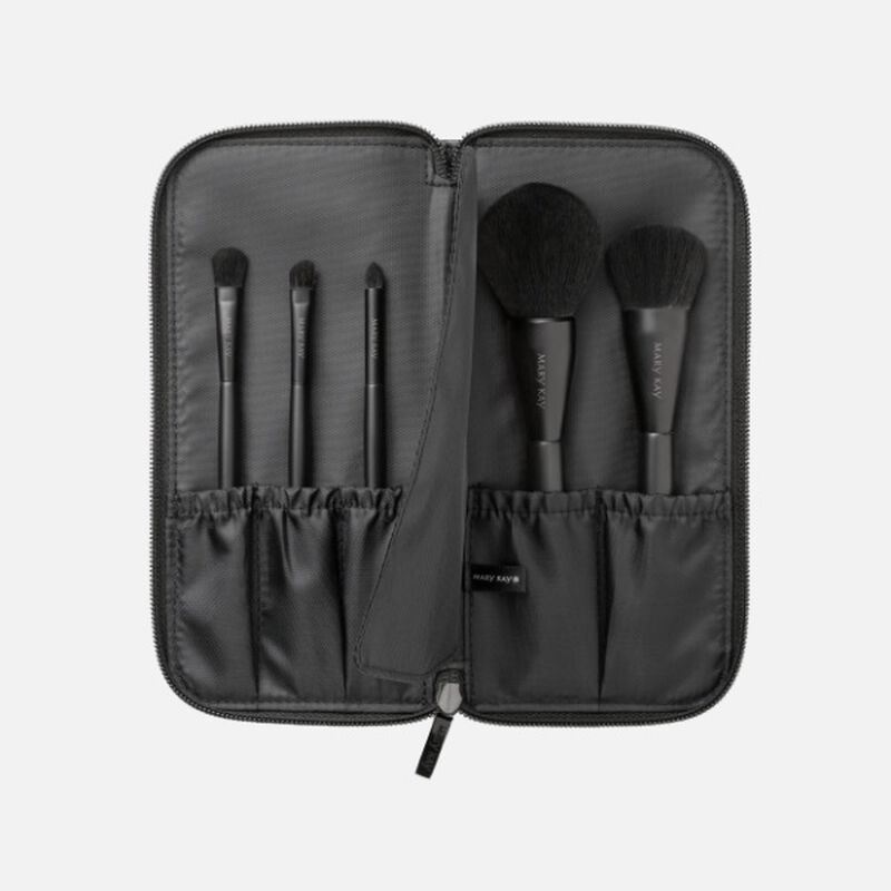 Tous les pinceaux de la Collection essentielle de pinceaux dispos&eacute;s dans une pochette pratique