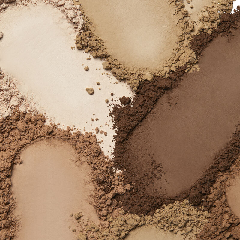 Frottis de la Poudre fixante soyeuse Mary KayMD dans les teintes ivoire, beige et bronze