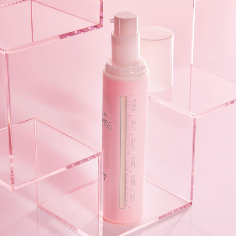 Gouttes du produit sur un fond rose