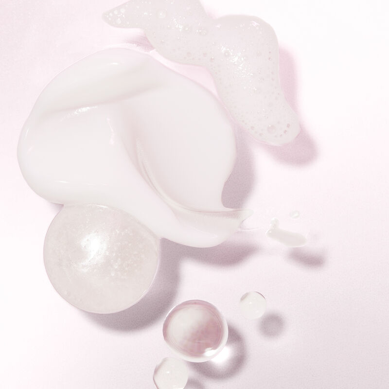 Frottis des produits de l&rsquo;Ensemble voyage de soins de la peau hydratants Mary Kay sur un fond rose p&acirc;le image number null