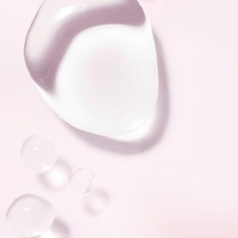 Gouttes du Tonique &eacute;quilibrant Mary Kay sur un fond rose p&acirc;le