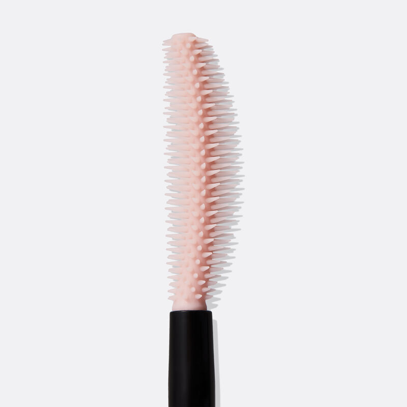 Gros plan de la brosse incurv&eacute;e rose du Mascara Great HeightsMC Mary KayMD debout