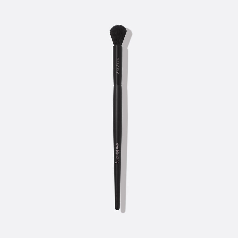 Pinceau dynamique estompeur pour les yeux Mary Kay debout sur un fond uni