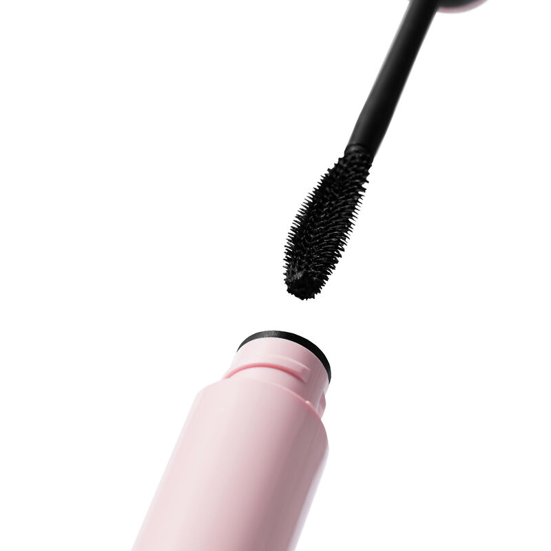 Brosse incurv&eacute;e avec du mascara noir descendant vers un tube rose ouvert de Mascara Great HeightsMC Mary KayMD