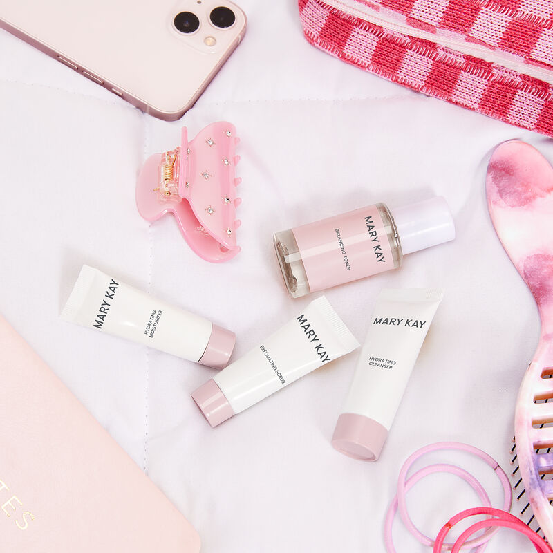 Ensemble voyage de soins de la peau hydratants Mary Kay agenc&eacute; avec des accessoires roses image number null