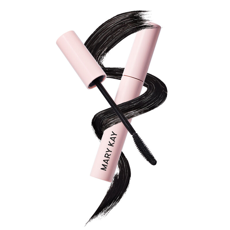 Applicateur rose avec la brosse incurv&eacute;e d&rsquo;un mascara noir par-dessus un trait de mascara noir ondul&eacute; enroul&eacute; autour d'un tube rose ferm&eacute; du Mascara Great HeightsMC Mary KayMD