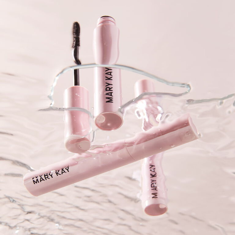 Des tubes de mascara waterproof Great Heights de Mary Kay flottant dans l'eau