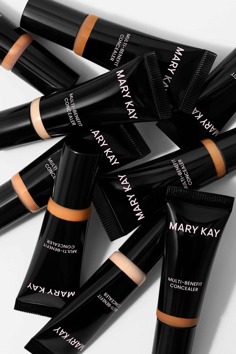 Des tubes de correcteur multifonction Mary Kay empil&eacute;s les uns sur les autres sur un fond blanc