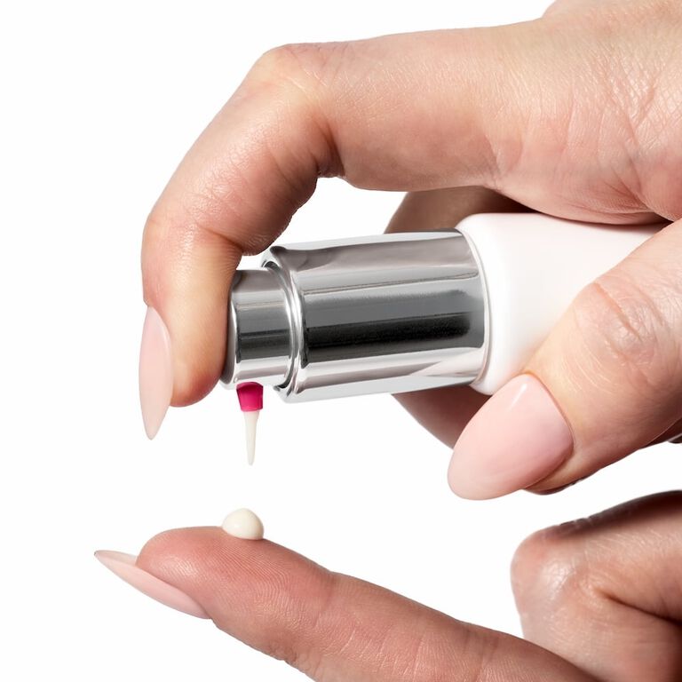 Verser une noisette de Mary Kay Clinical Solutions R&eacute;tinol 0,3 sur le doigt