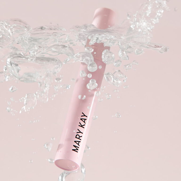 Tube de mascara waterproof Great Heights de Mary Kay qui s'enfonce dans l'eau