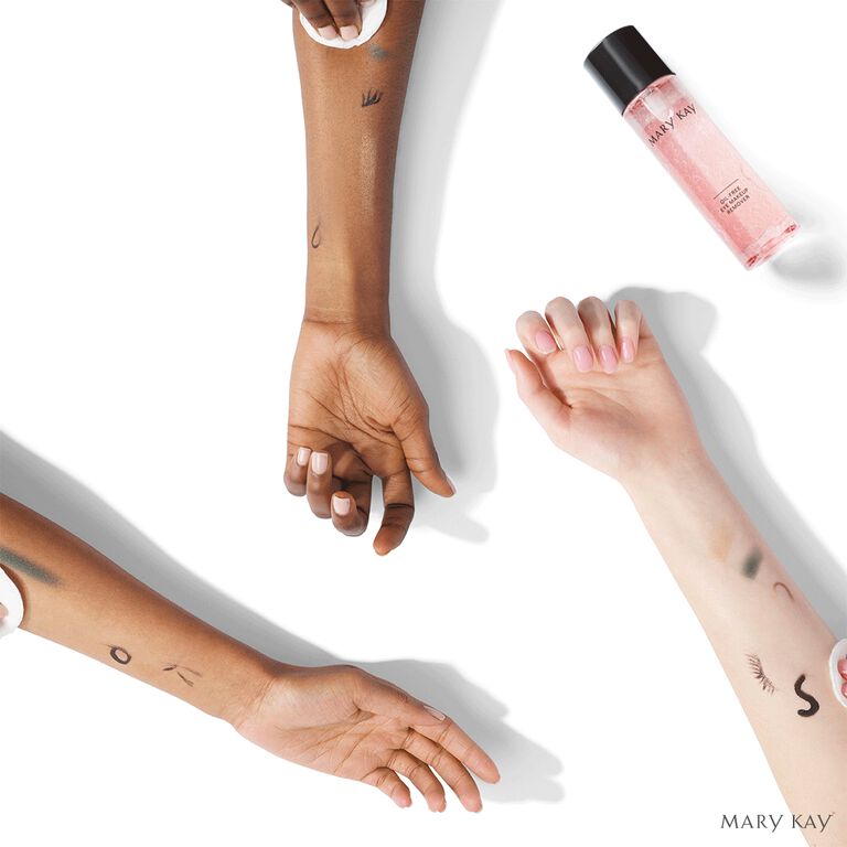 Gif du D&eacute;maquillant sans huile pour les yeux Mary Kay essuyant le maquillage sur les bras des mannequins