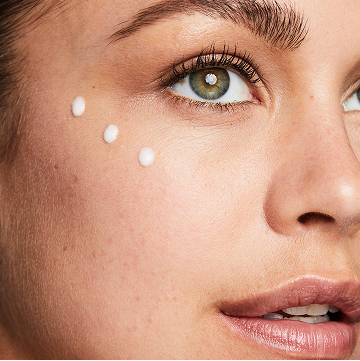 Femme avec 3 gouttes du S&eacute;rum r&eacute;g&eacute;n&eacute;rateur C+E TimeWise Mary Kay sur sa joue