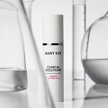 Bouteille de Lotion restauratrice de la barri&egrave;re cutan&eacute;e 1:1:3 Mary Kay Clinical Solutions entour&eacute;e de b&eacute;chers