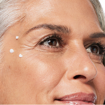 Femme avec trois points du Limiteur de rides dynamiques Mary Kay Clinical Solutions pr&egrave;s de ses pattes d&rsquo;oie