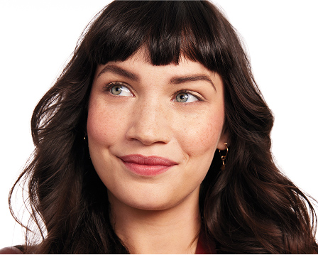 Photo apr&egrave;s du mannequin utilisant le D&eacute;maquillant sans huile pour les yeux Mary Kay
