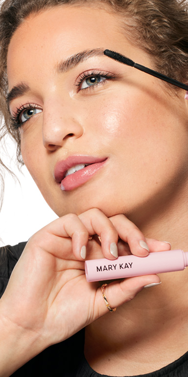 Mannequin posant avec un tube de Mascara Great Heights Mary Kay
