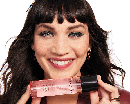 Mannequin femme tenant le D&eacute;maquillant sans huile pour les yeux Mary Kay pr&egrave;s de son visage