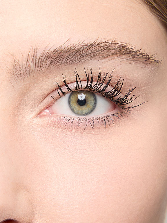 Gros plan d&rsquo;un mannequin au teint clair montrant ses cils apr&egrave;s l&rsquo;application du Mascara Great Heights Mary Kay