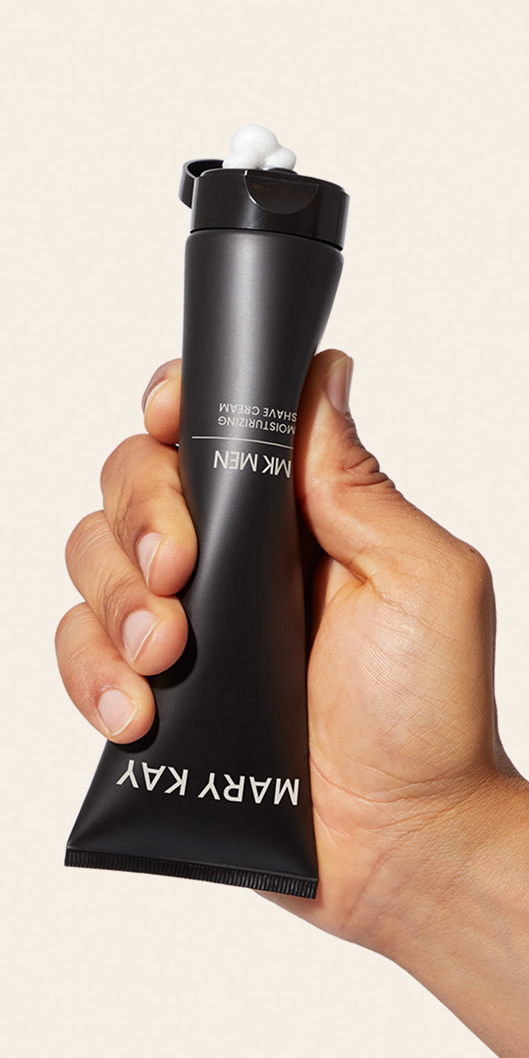 Tube de cr&egrave;me &agrave; raser Mary Kay MKMen &agrave; presser &agrave; la main
