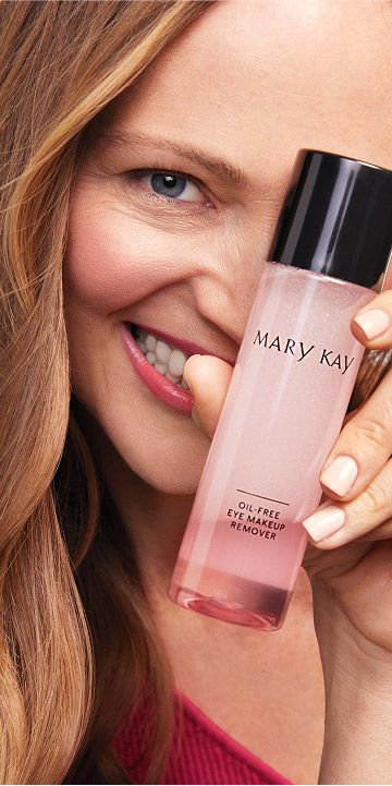 Mannequin tenant le D&eacute;maquillant sans huile pour les yeux Mary Kay devant un &oelig;il